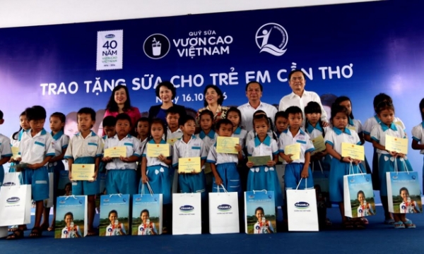Quỹ sữa Vươn cao Việt Nam và Vinamilk trao tặng sữa cho trẻ em tại Cần Thơ